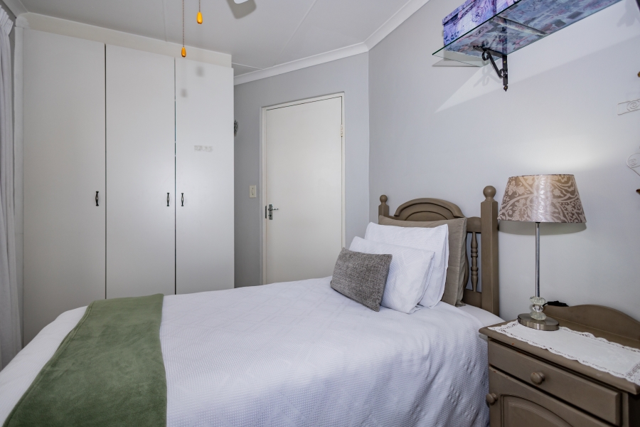 1 Bedroom Property for Sale in Oakglen Western Cape